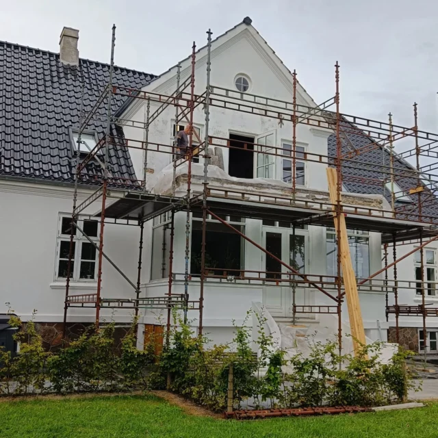 Når jeg er i haven, er min mand i fuld sving med at få vores nye soveværelse færdigtVi har været igang siden juli 2025,…
